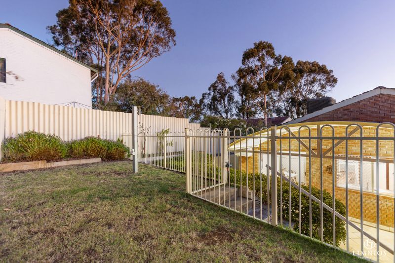 Spacious end villa with massive yard!