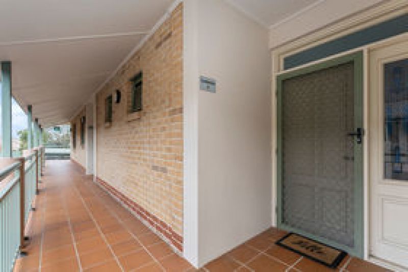 Charming Ground Floor Villa style unit with garden access