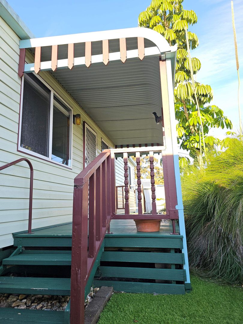 15K Price Dropped for Quicker Sale ! ~Modern reno house in great location offering aboudance features