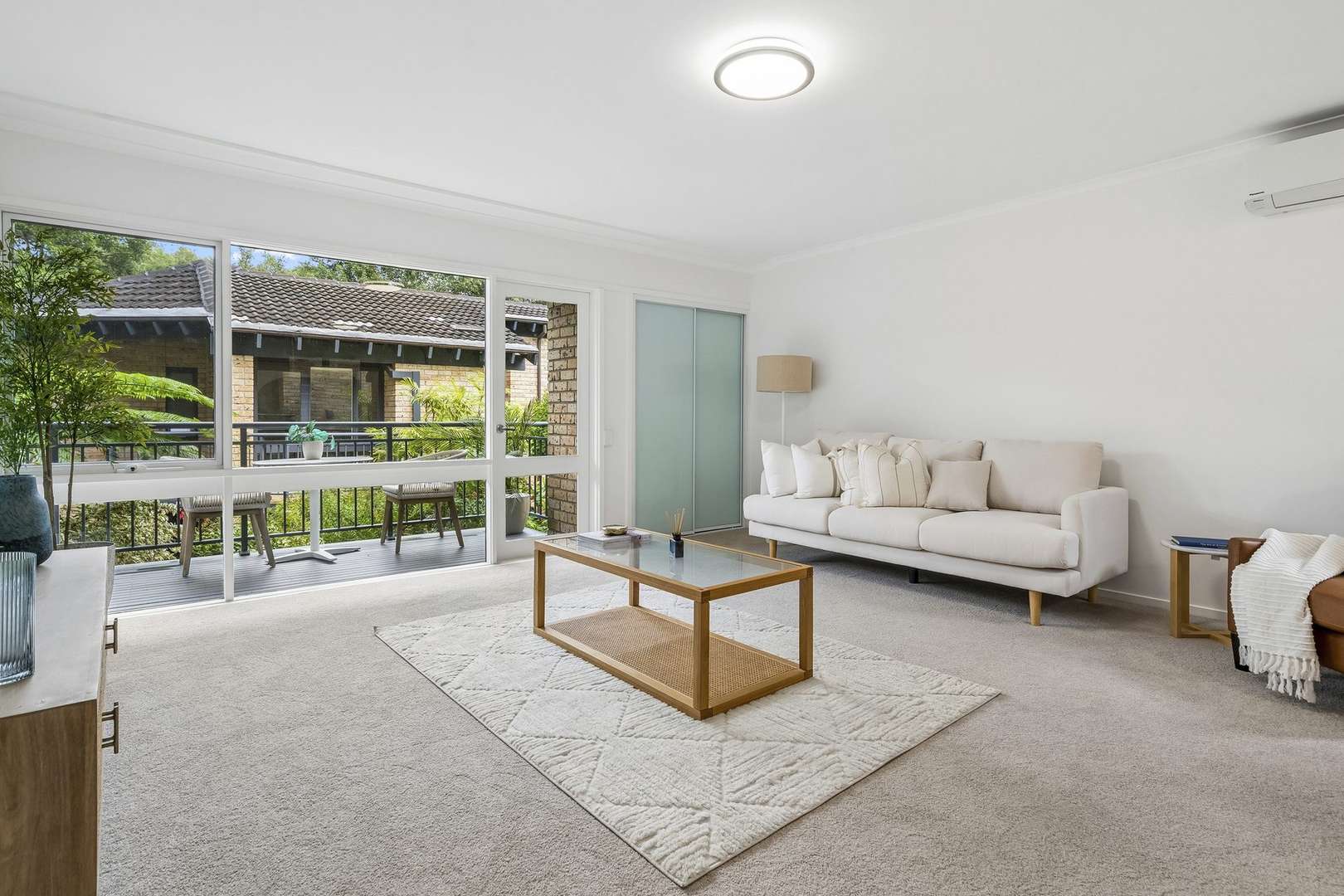Beautiful light-filled villa in a sought-after location