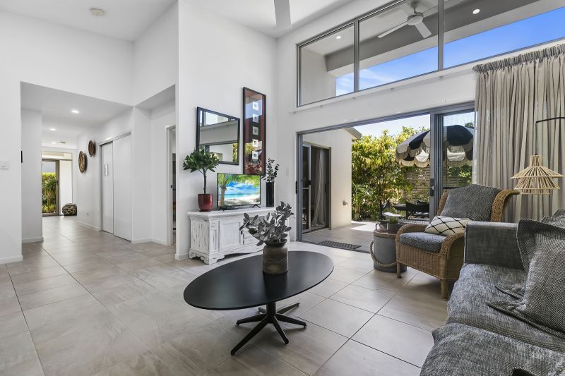 Tropical Oasis- Stunning 2 Bedroom Home + Study