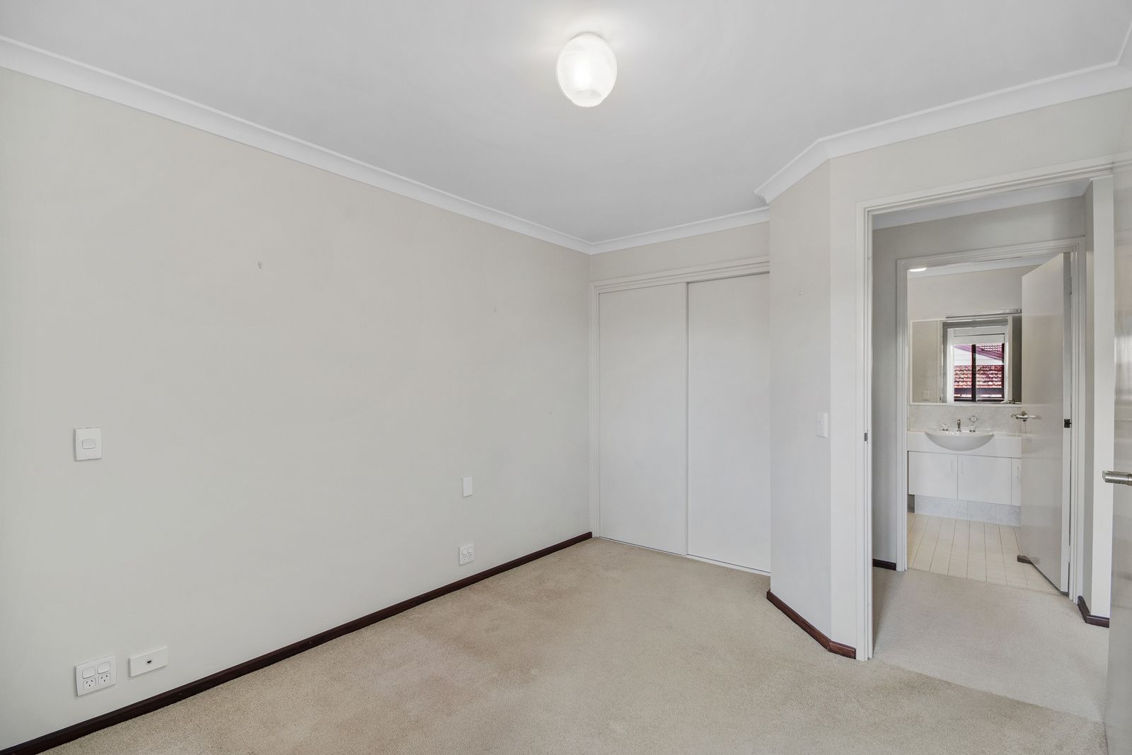 Light and bright first floor apartment overlooking gardens