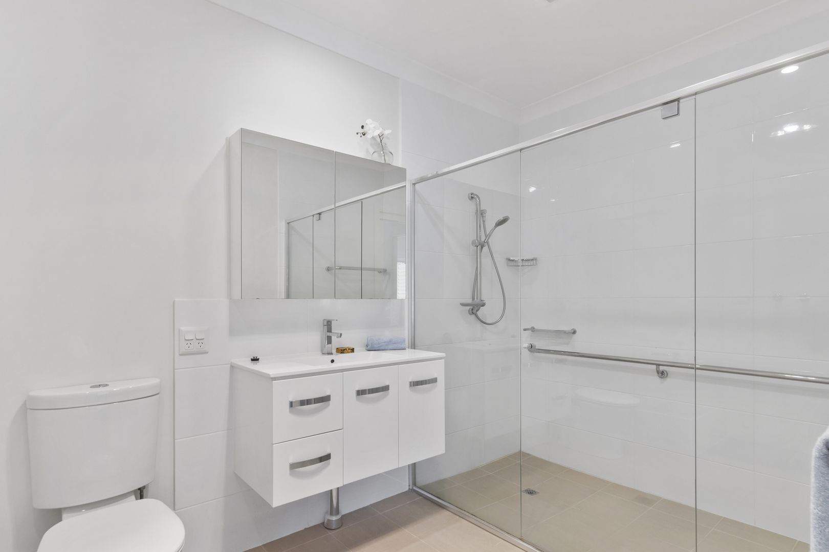 One-bedroom apartment located in a quiet and peaceful setting.