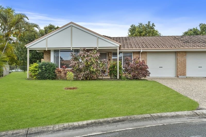 Totally Refreshed North-Facing Villa with Greenspace Views