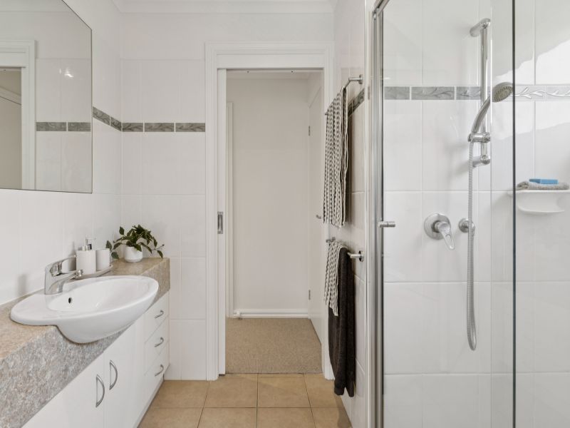 Spacious, light-filled 2br unit with bay windows & garden views