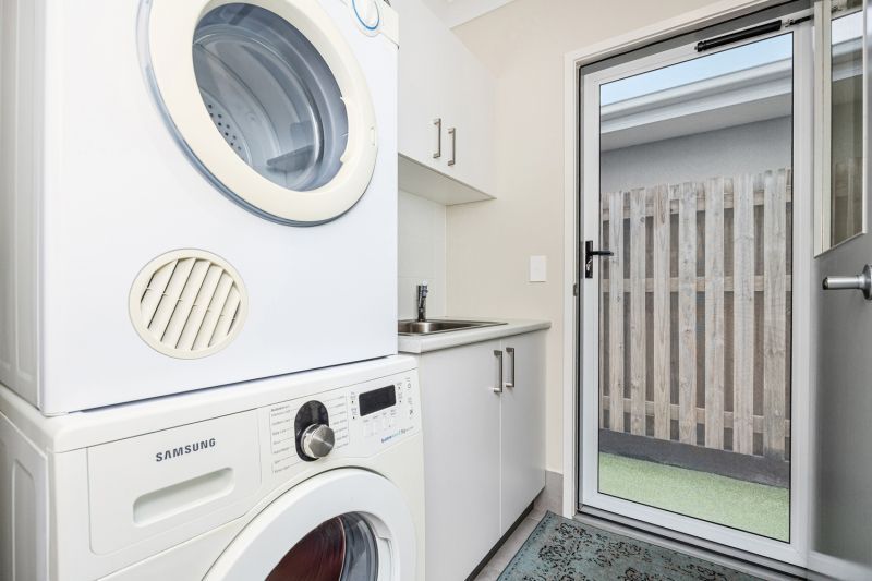 Stunning Tropical Hideaway!