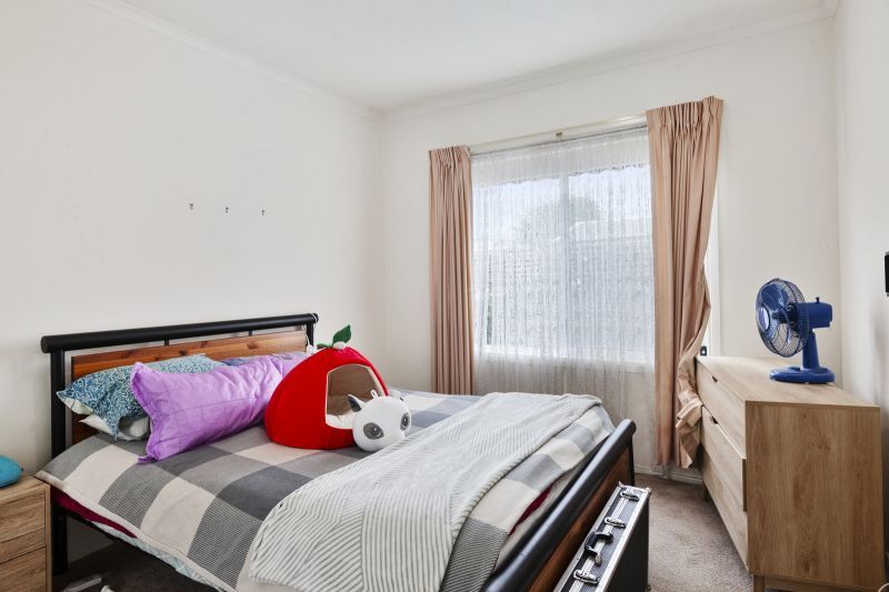 Charming Cottage with Sunlit Spaces