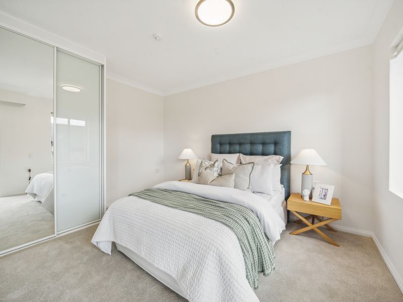 Light-filled apartment with a verdant view