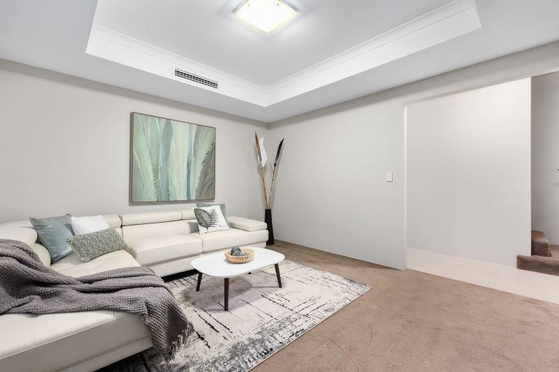 Spacious Riverside Family Retreat!