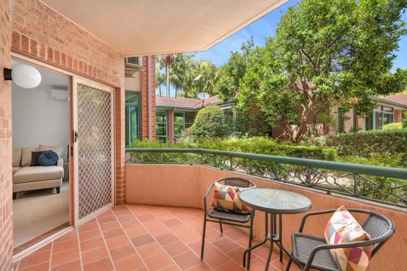 Ground floor apartment with enclosed balcony