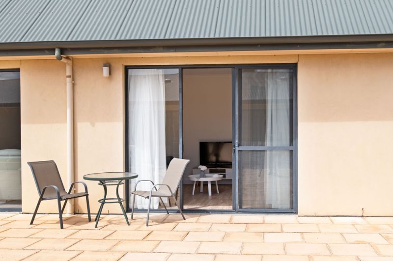 Spacious serviced apartment opening onto lovely communal courtyard