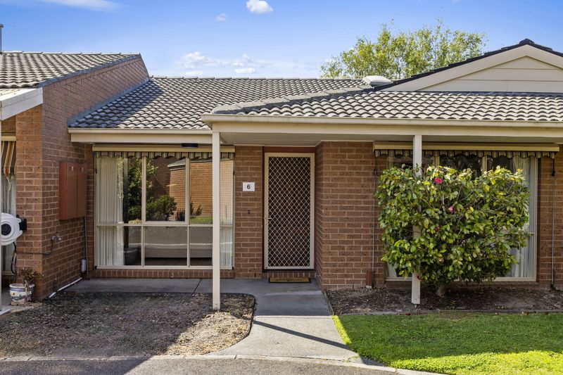 Tranquil garden retreat with A-grade village location