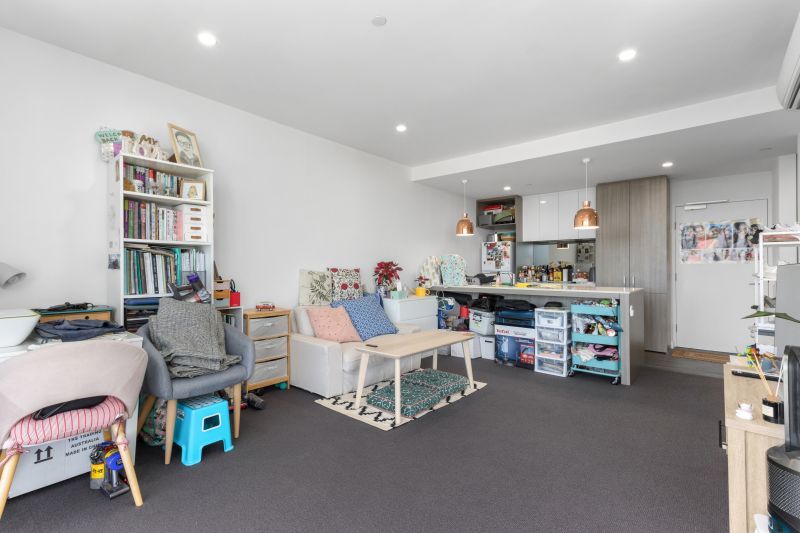 Contemporary and Stylish Living, Central Location!