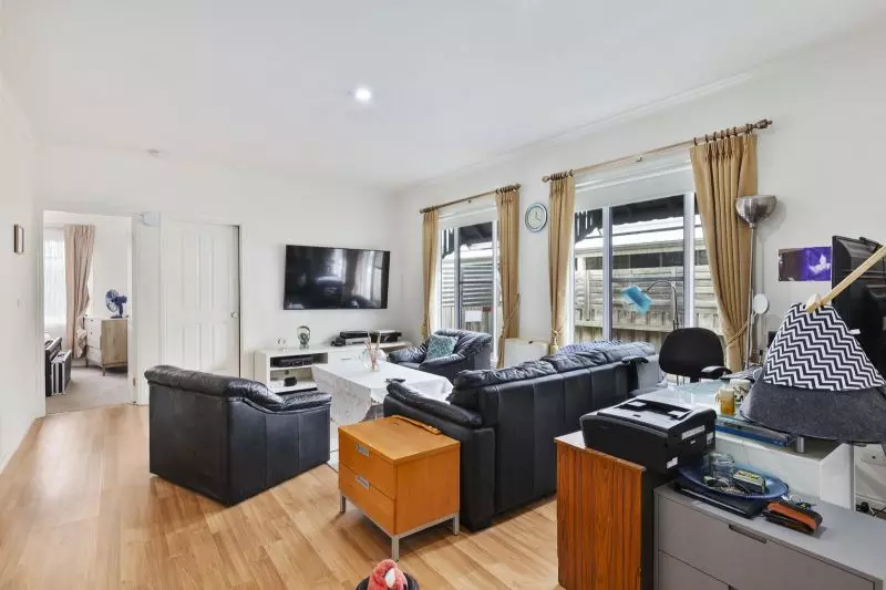 Charming Cottage with Sunlit Spaces