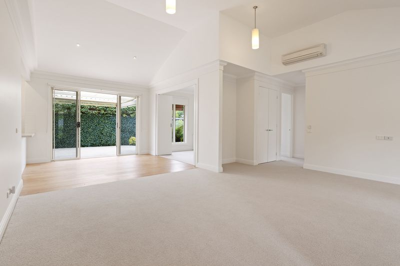 Impressive Villa with Vaulted Ceilings and Private Courtyard