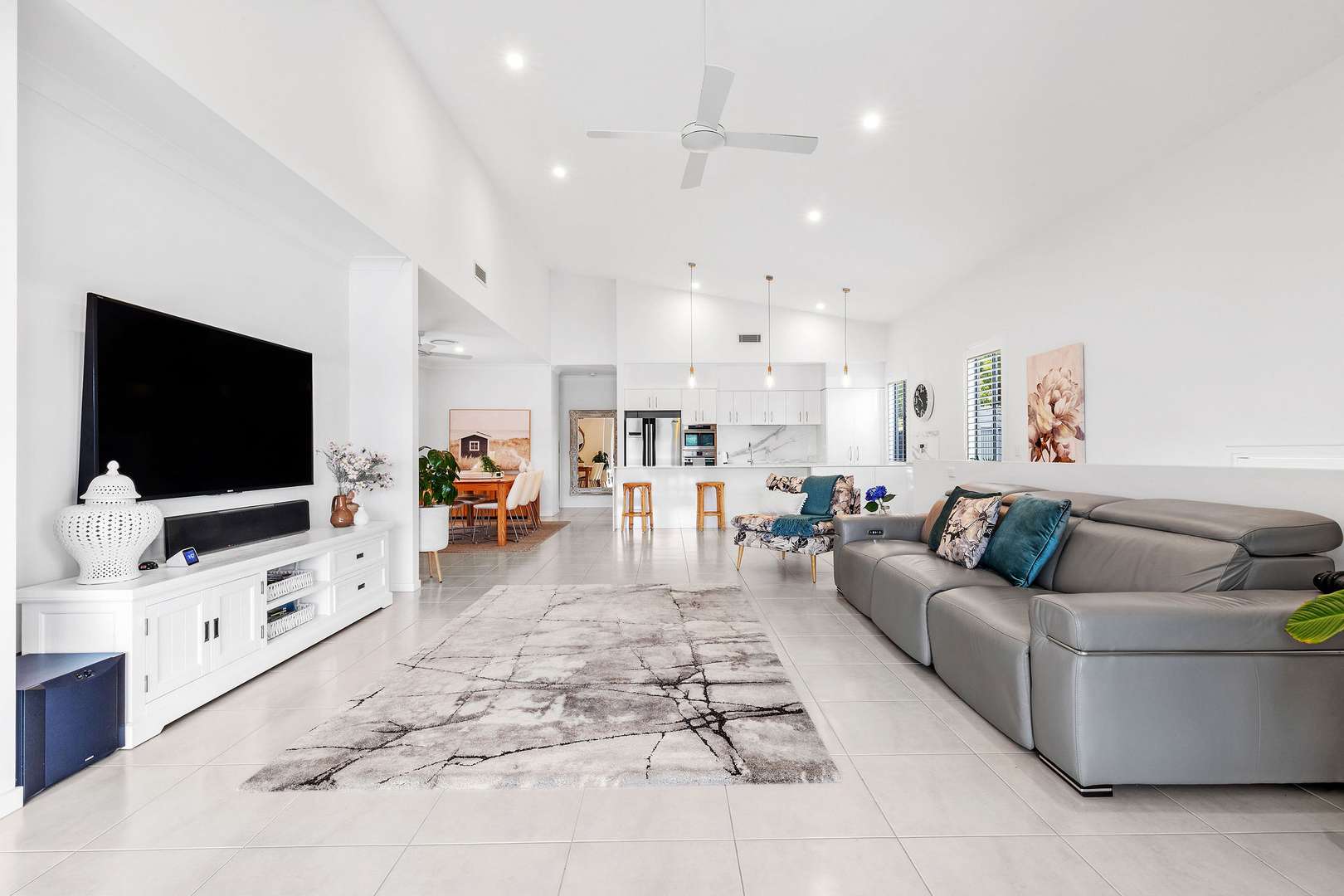 Contemporary Living, Lifestyle Perfection! Villa 52 Halcyon Lakeside