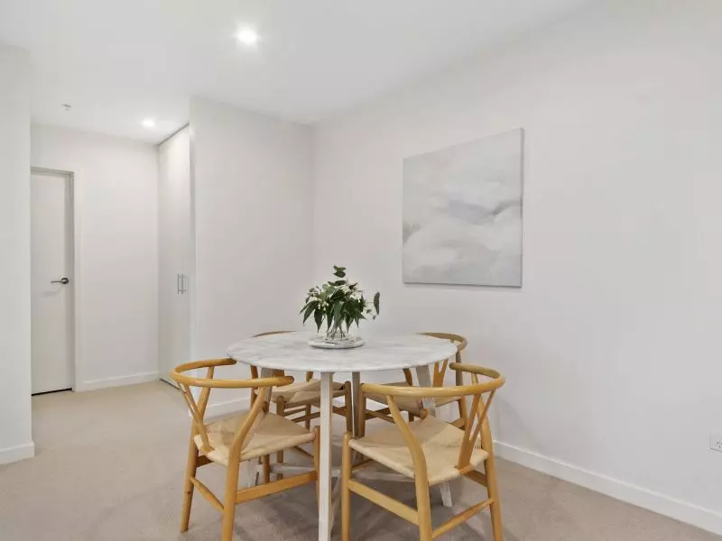 Bright, Airy Apartment with Balcony Views and Modern Finishes