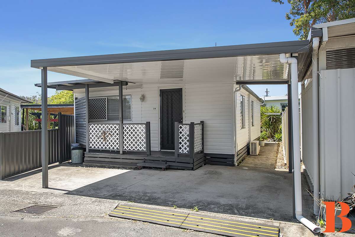 PERFECTLY PRESENTED - WALK TO SHOPS AND POOL - SUNNY GARDEN COURTYARD