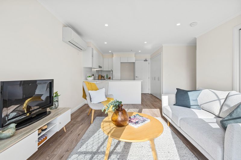 Bright, Contemporary Living with Open-Plan Style