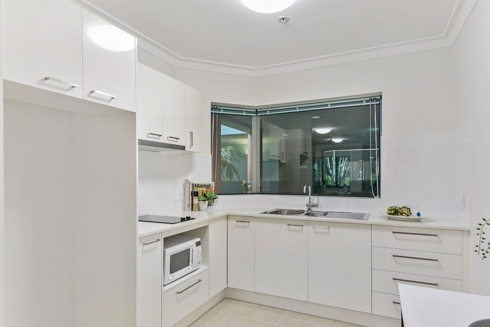 1 bedroom ground floor apartment close to all Manor amenities