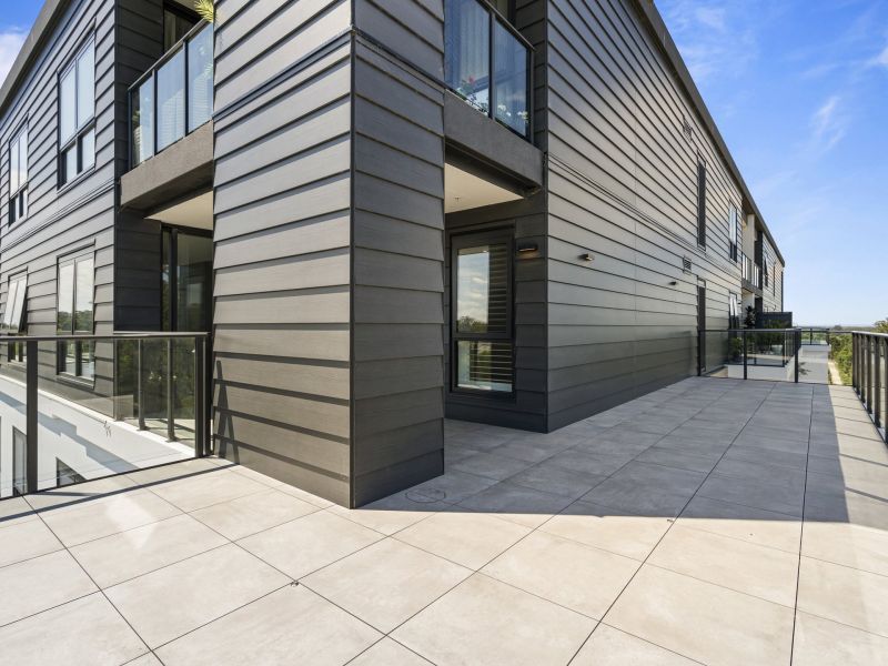 Oversized one bedder with lake views
