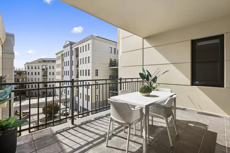 Stylish Space, Sunlit Private Balcony