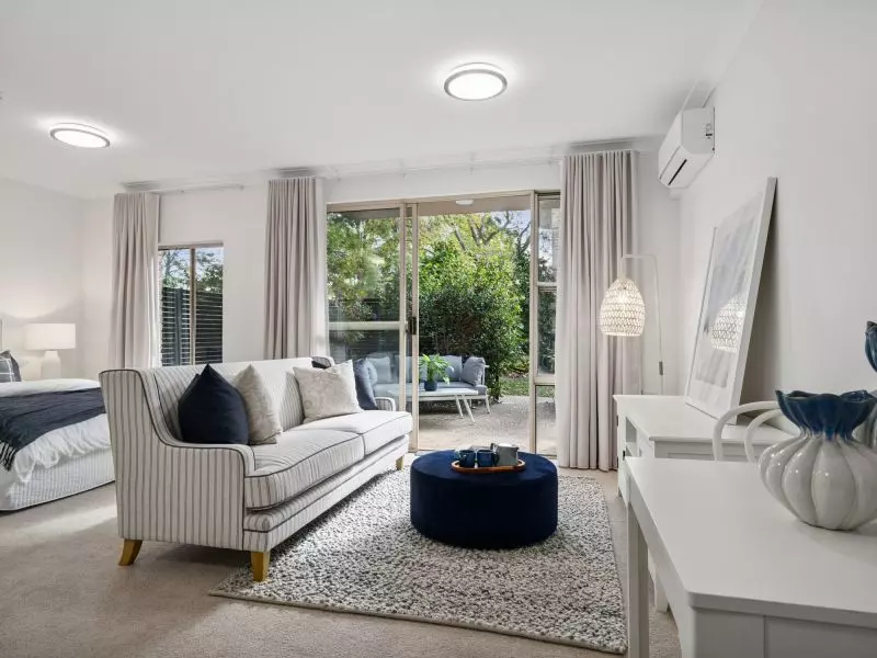 Light-filled apartment with a verdant view