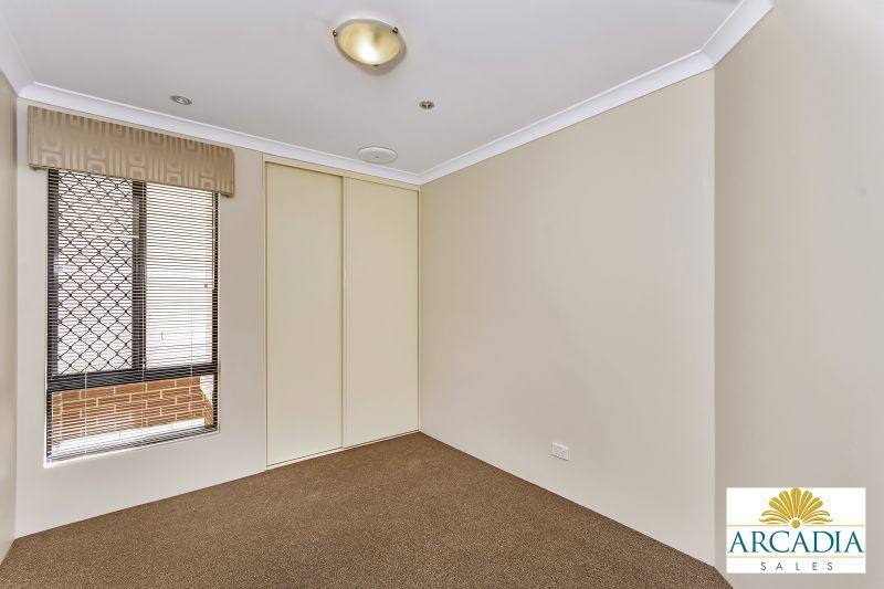 ARCADIA WATERS MADDINGTON - Solid Timber Floors & Feature Kitchen