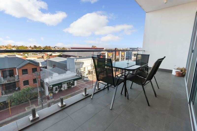 Stunning Views and Urban Lifestyle!!