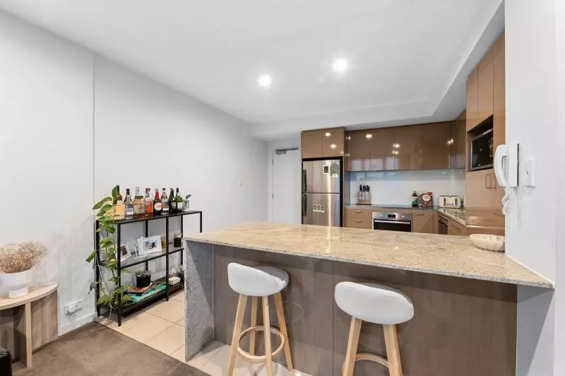 Top Floor Apartment With Spectacular Views!