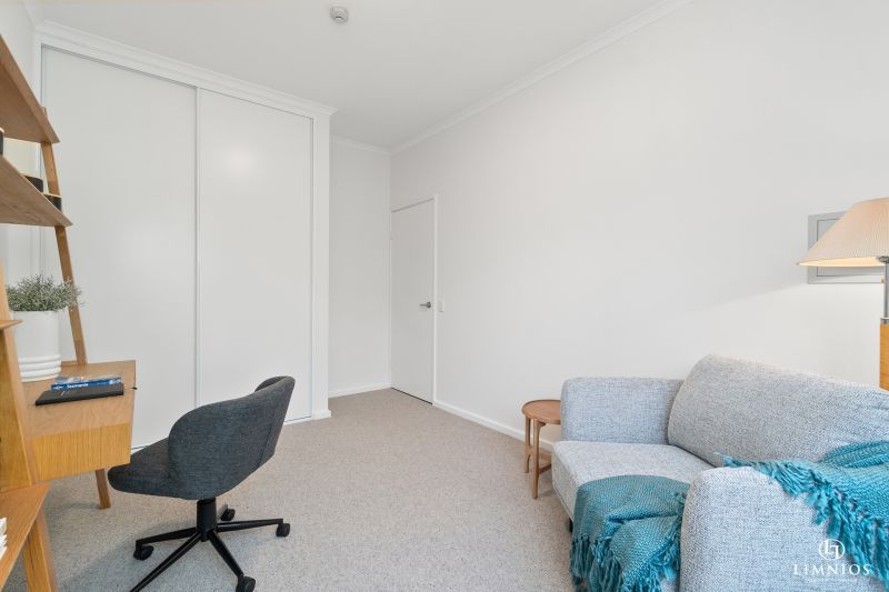 CURRENTLY UNDER OFFER. Fabulous garden apartment!