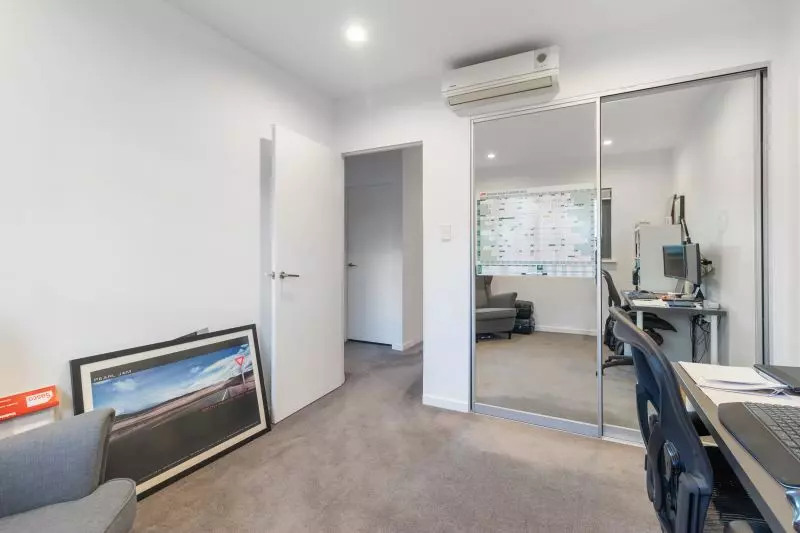 Top Floor Apartment With Views!