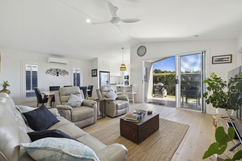 Classic Coastal Haven- 2 Bedroom + Study