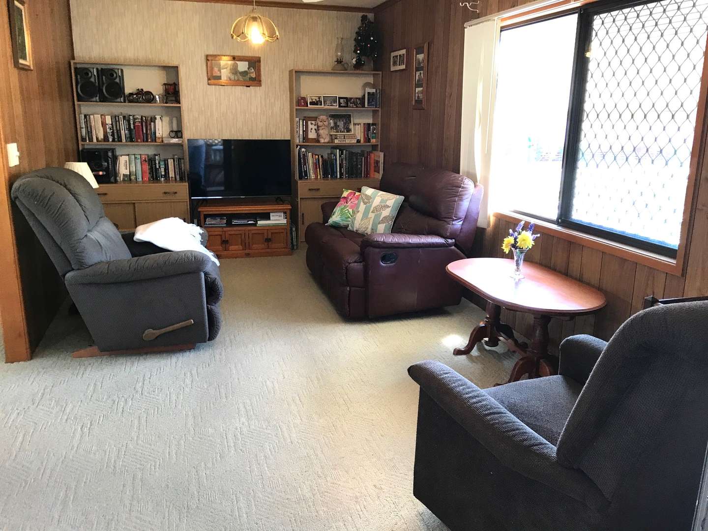 Convenience location 2 bedrooms house is open for adding new retirement home ideas