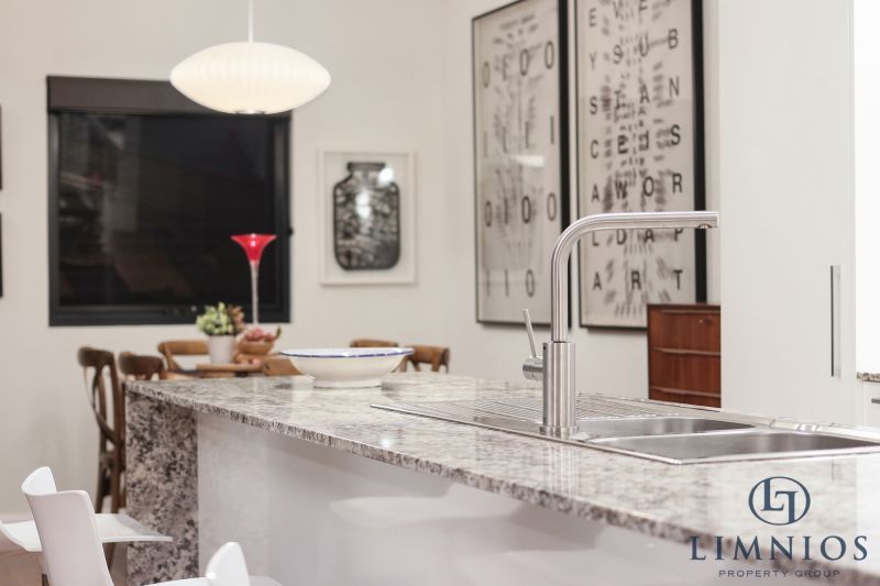 Warehouse Terrace Style Apartment With 3 Bedrooms Plus a Study!!