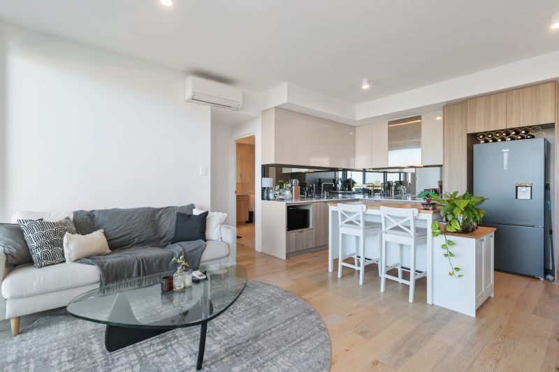 Stunning Views and Urban Lifestyle!!