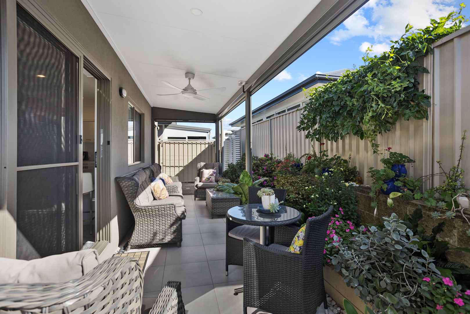 Palm Lake Fern Bay- Modern home in immaculate condition