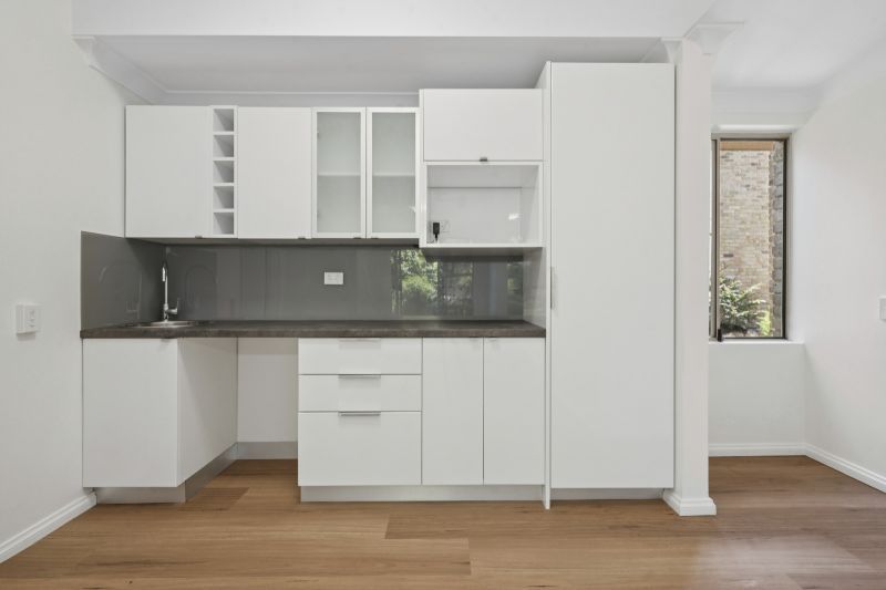 Light-filled apartment with a verdant view