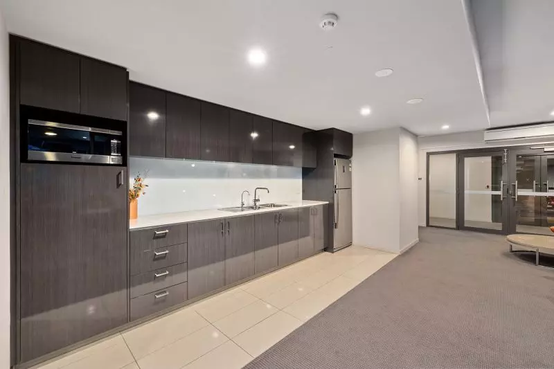 Top Floor Apartment With Views!