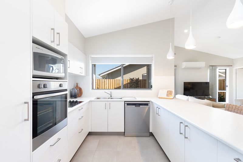 Enjoy nature, birds, gardens and peace and quiet in this immaculate lowset home