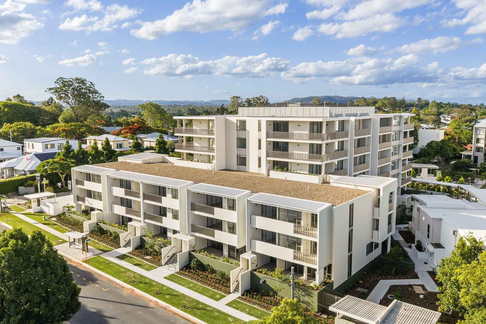A stunning ground-floor 2-bedroom and study apartment overlooking Cliveden Ave.