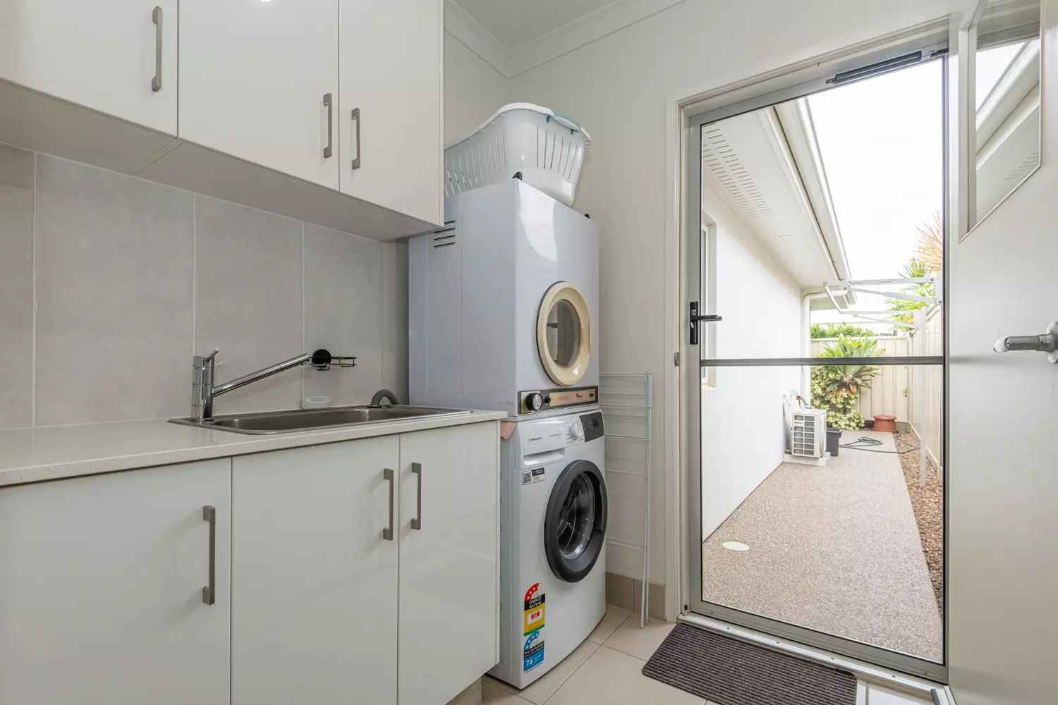 Stylish Living in a Prime Lifestyle Setting 