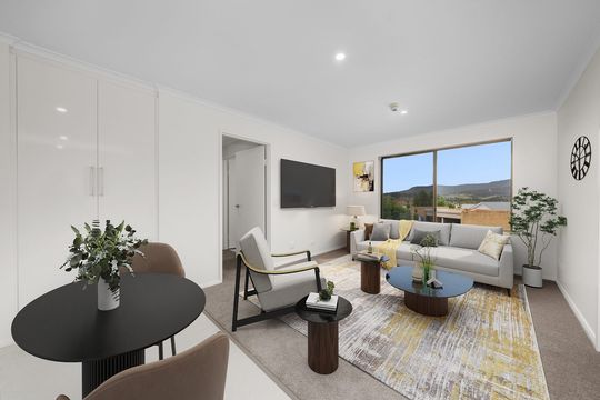 Two-bedroom apartment with water glimpses of Derwent river