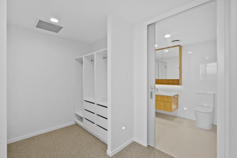 Corner north-facing apartment with spectacular Broadbeach Skyline views