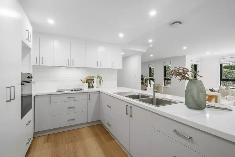 Fully refurbished ground floor stunning apartment. Ready to move into!