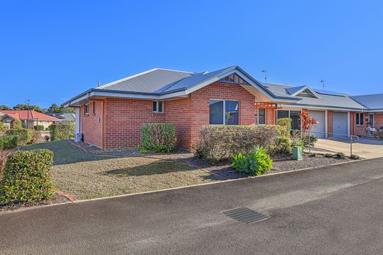 Sunlit Corner Unit with Extra Living Space in Quiet Cul-de-sac