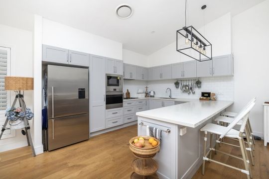 Elegant Three-Bedroom Retreat - Sunlit Alfresco Living