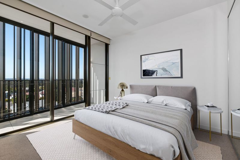 A top floor 3 bedroom apartment with amazing 180 degree views.