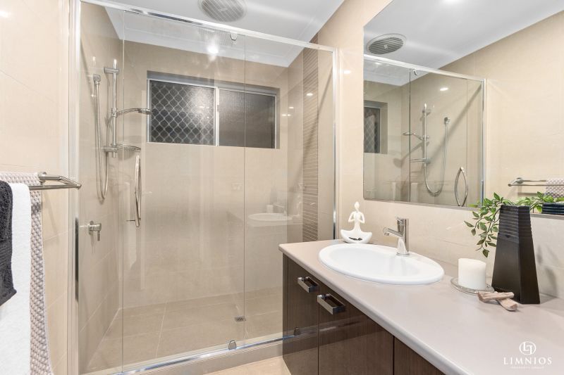 Spacious end villa with massive yard!