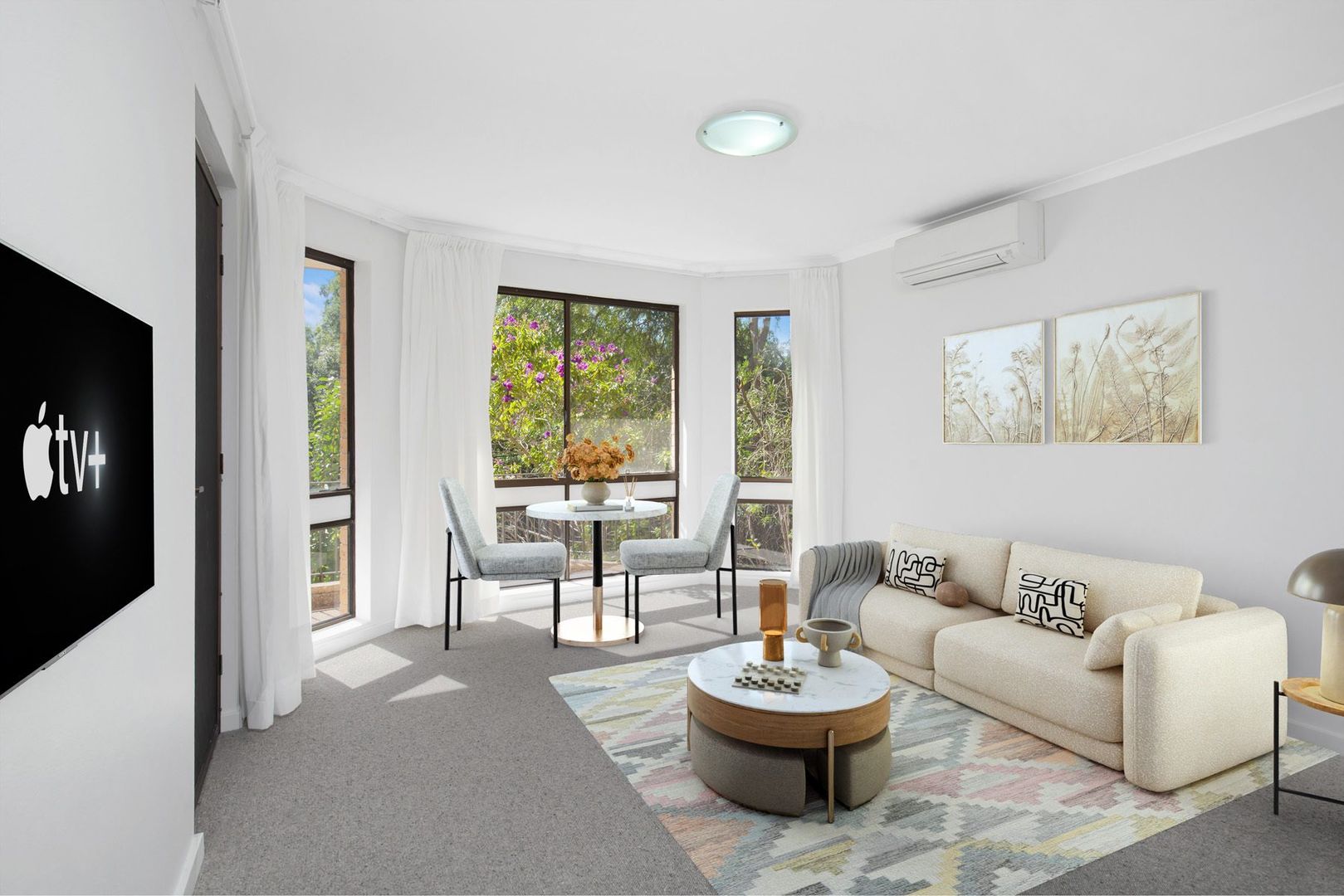 Bright and cosy 1-bedroom with treetop outlook